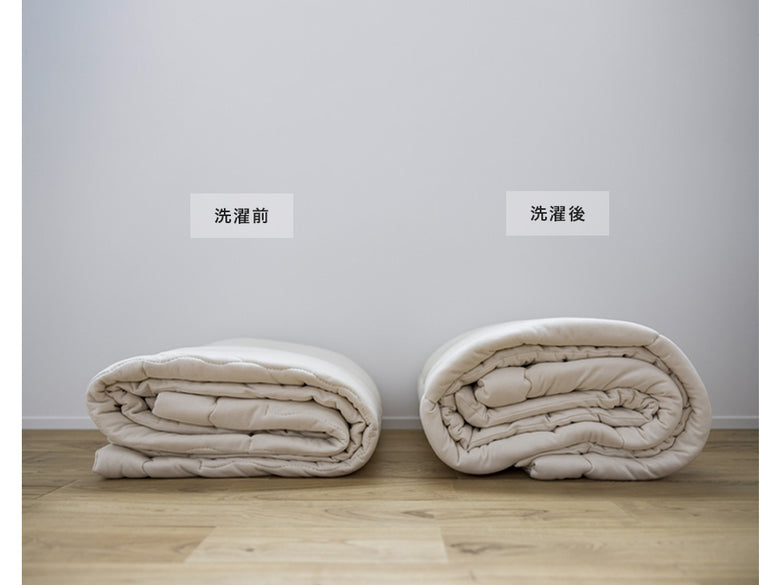 シングルサイズのココマニトロふわ肌掛け布団が敷かれたベッド