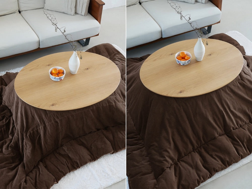 朝食用の食器やボウルが並べられたコーヒーテーブルの上にリバーシブルこたつ布団が敷かれ、周囲に家具が配置されたリビングルームの様子