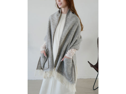 リトアニア製ラプアン カンクリ MARIA 100％ウールポケットショール、グレーとホワイトの色合い