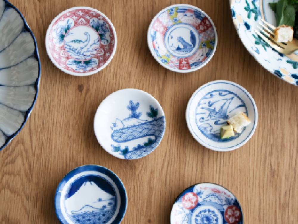 青と白の磁器で描かれた江戸っ子恐竜まめ皿のプレート