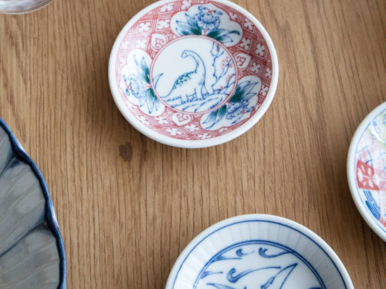 アワサカの青と白の磁器製江戸っ子恐竜まめ皿と大皿のセット