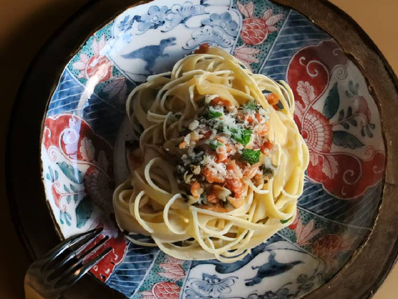 エドっ子恐竜まめ皿に盛られたアルデンテのスパゲッティと彩り野菜