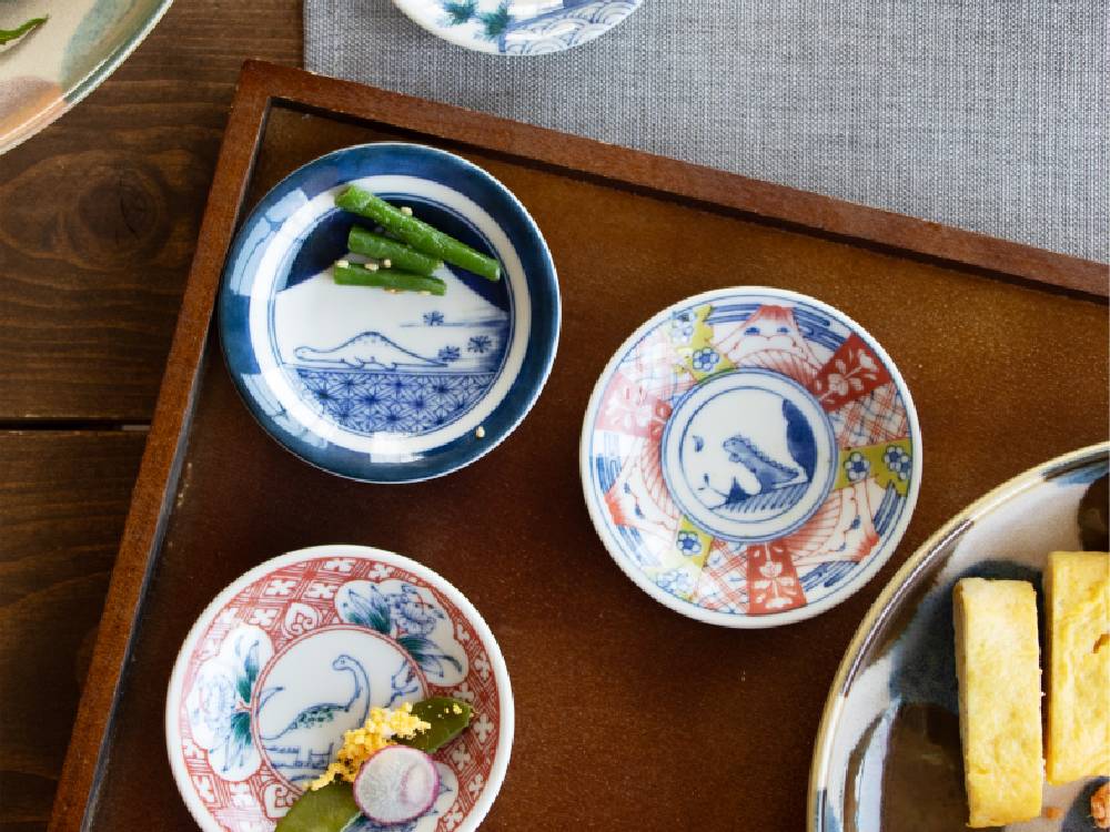 アワサカの青と白の陶磁器に描かれた江戸っ子恐竜デザインのまめ皿