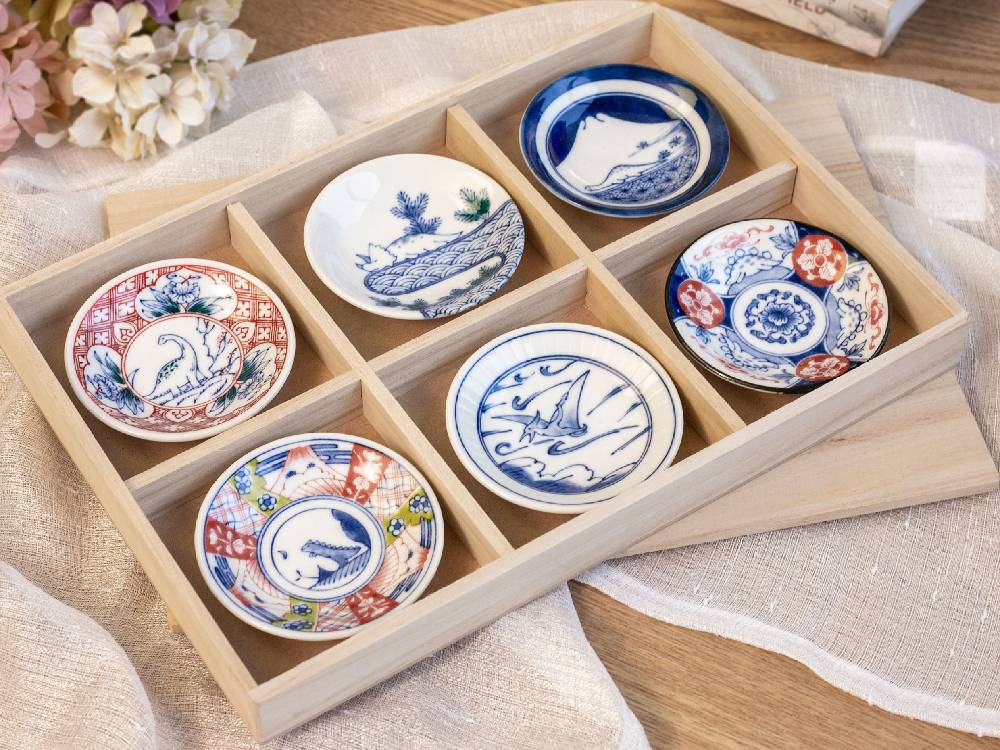 アワサカの青白磁で作られた江戸っ子恐竜デザインのまめ皿と大皿のセット