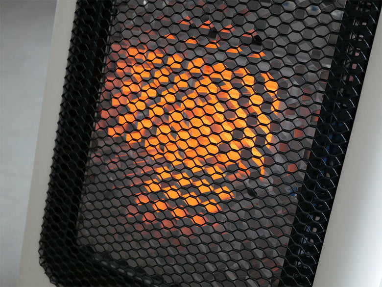 QUADSクワッズ 省エネリフレクトストーブ リフレカのメッシュとカーボンファイバー素材を使用した側面画像