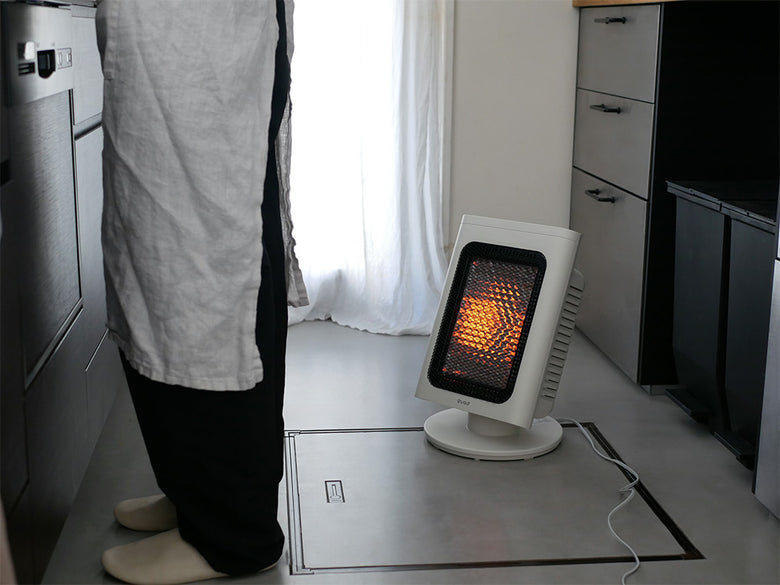 QUADS（クワッズ）の省エネリフレクトストーブ リフレカ本体が木製フロアの上に設置されている様子