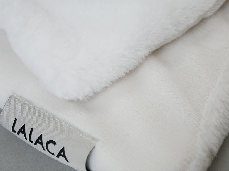 LALACAの白色ポリエステル製洗えるなめらか素材ヒーターブランケットがきれいに畳まれている様子