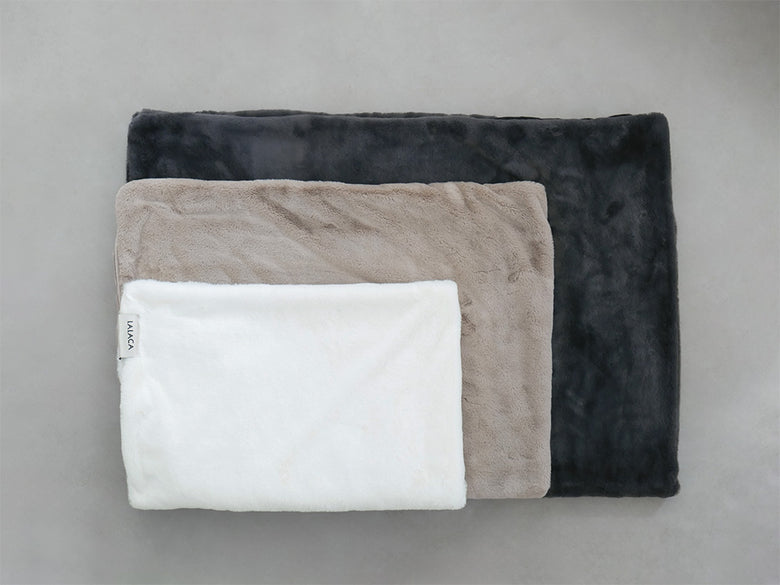 【LALACA/ララカ】洗えるなめらか素材のポリエステル製ヒーターブランケット。ラウンジサイズ（110cm×70cm）の白色ブランケット