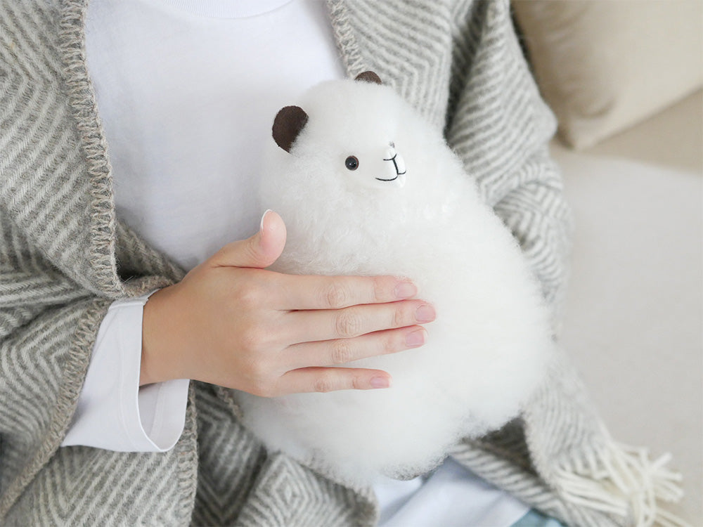 白いふわふわのアルパカドール、天然アルパカ毛とアクリル素材で作られた柔らかなぬいぐるみ