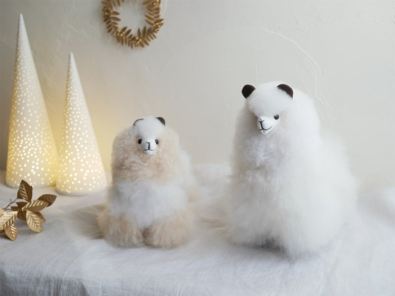 ラップスインターナショナルのふわふわなアルパカドール、柔らかな自然素材を使用した可愛らしいぬいぐるみ