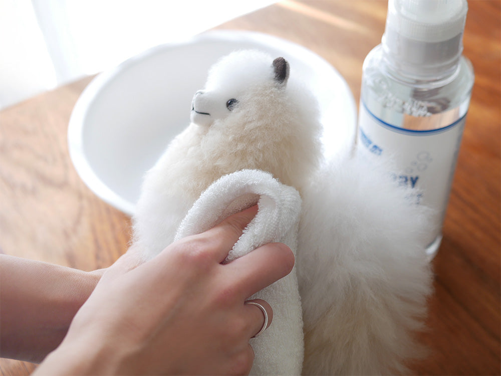 ラップスインターナショナルのふわふわアルパカドール。天然アルパカ毛とアクリル素材で作られた柔らかなぬいぐるみ。