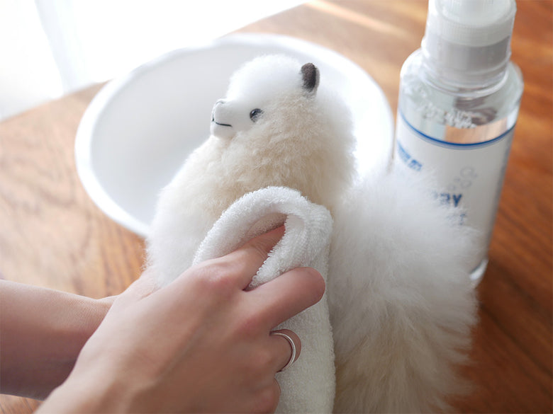 ラップスインターナショナルのふわふわアルパカドール。天然アルパカ毛とアクリル素材で作られた柔らかなぬいぐるみ。