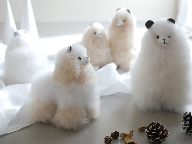 ふわふわのアルパカドールのぬいぐるみ