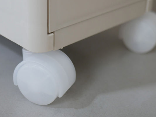 クリアまたはブラックのプラスチック製キャスターが取り付けられた引き出し付きナイトスタンド