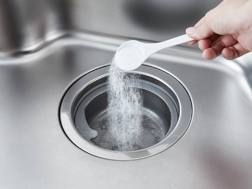 キッチンシンクと蛇口、排水口が設置されたキッチンの写真