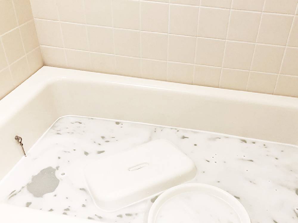 「木村石鹸 ずぼらセット」に関連するバスルームの陶器製配管器具、浴槽、シンクが配置された画像