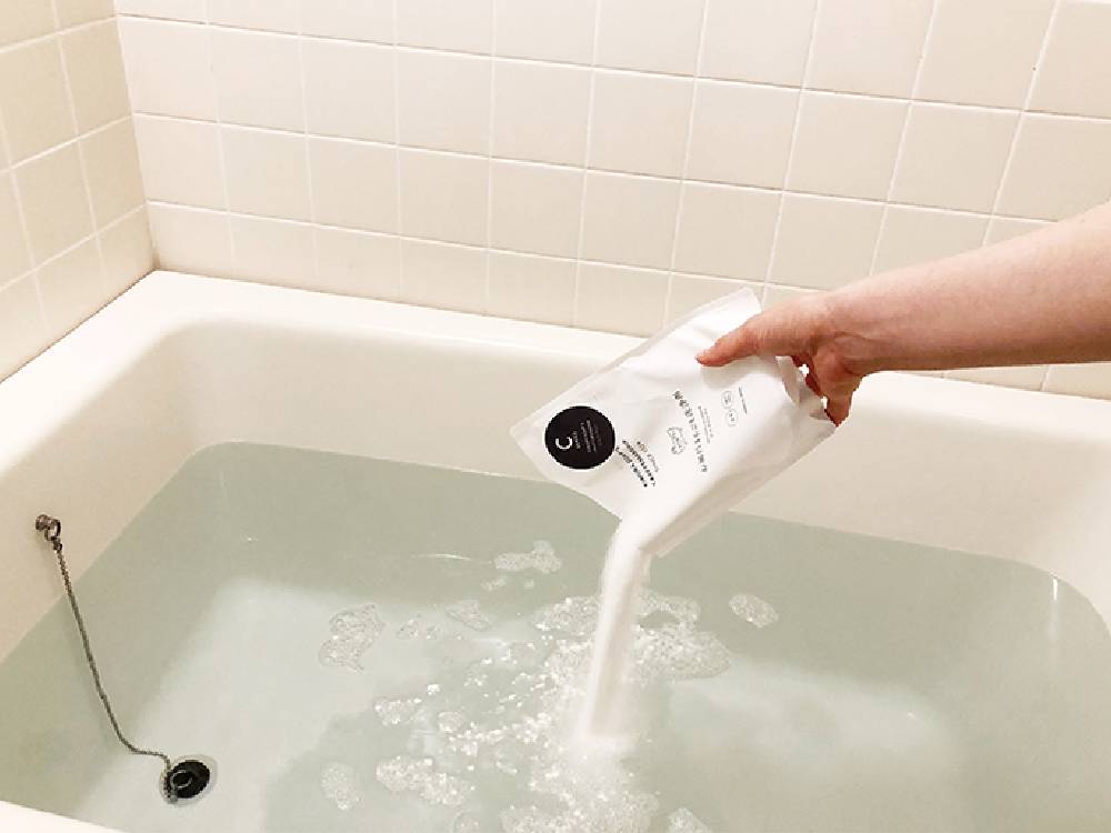 木村石鹸のずぼらセットに含まれる各プラスチック製洗浄剤ボトルにラベルが貼られている様子