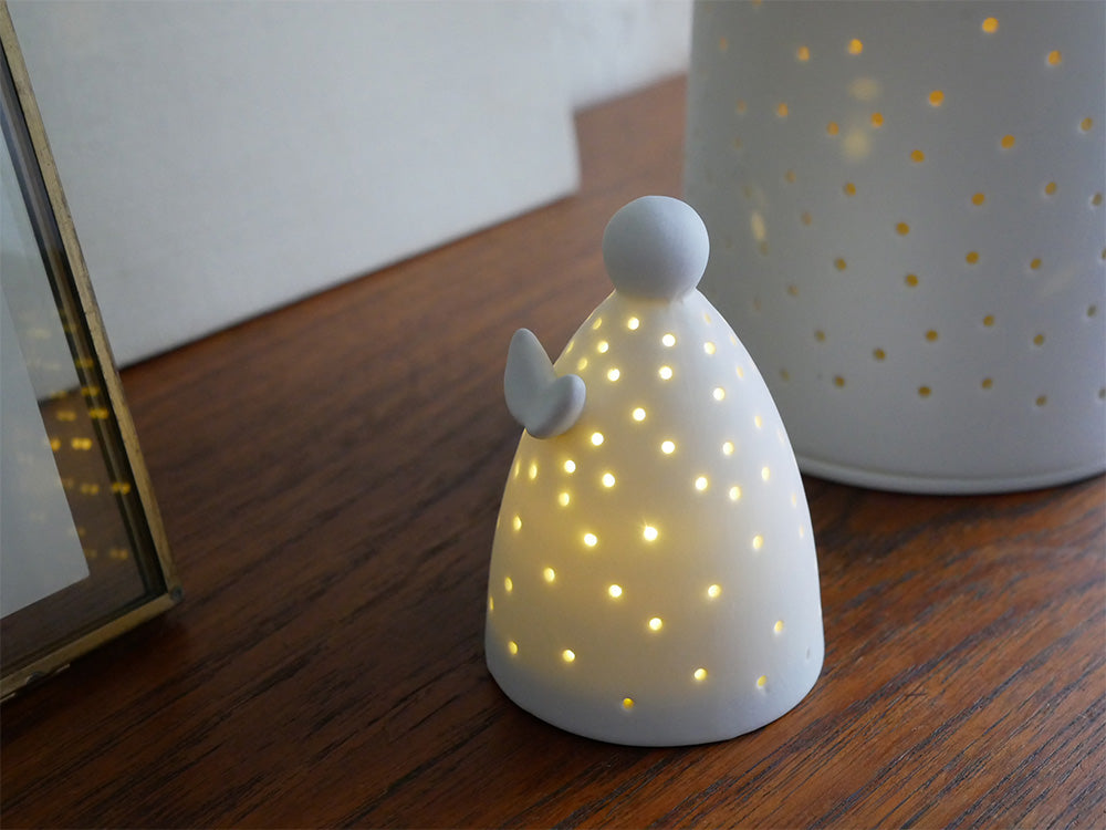 磁器製の天使デザインランプ、ランプシェードとLED電球を備えた夜用照明器具