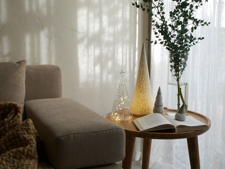 リビングルームに置かれた【rader/レダー】Light forest LEDランプと花植え、クッションが調和したインテリア