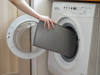ポリエステル製の【bws SELECTION】すっきり暮らす水切りマットがランドリールーム内の洗濯機と乾燥機の近くに配置されている様子