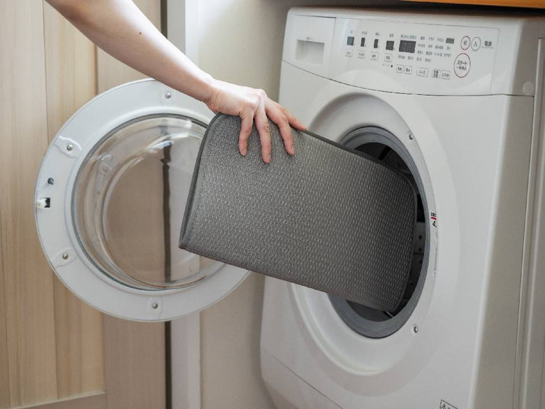 ポリエステル製の【bws SELECTION】すっきり暮らす水切りマットがランドリールーム内の洗濯機と乾燥機の近くに配置されている様子