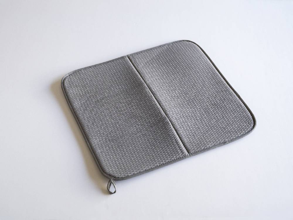 グレーのポリエステル製水切りマット、サイズ450×410mm。軽量で耐久性があり、キッチンでの使用に最適です。