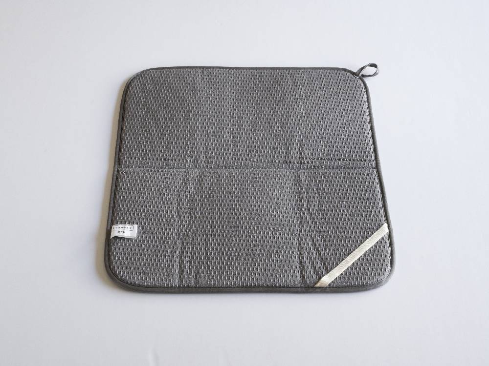 ポリエステル製のグレー水切りマットが収納されたメッシュバッグ