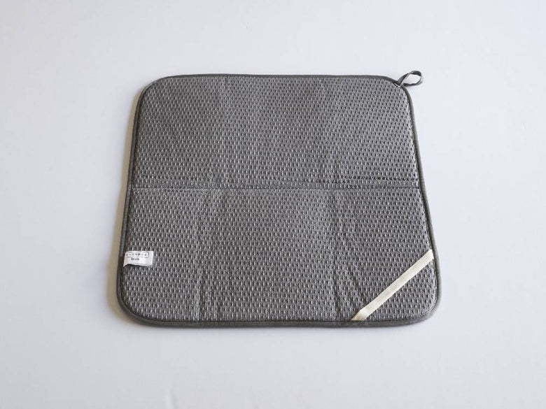 ポリエステル製のグレー水切りマットが収納されたメッシュバッグ