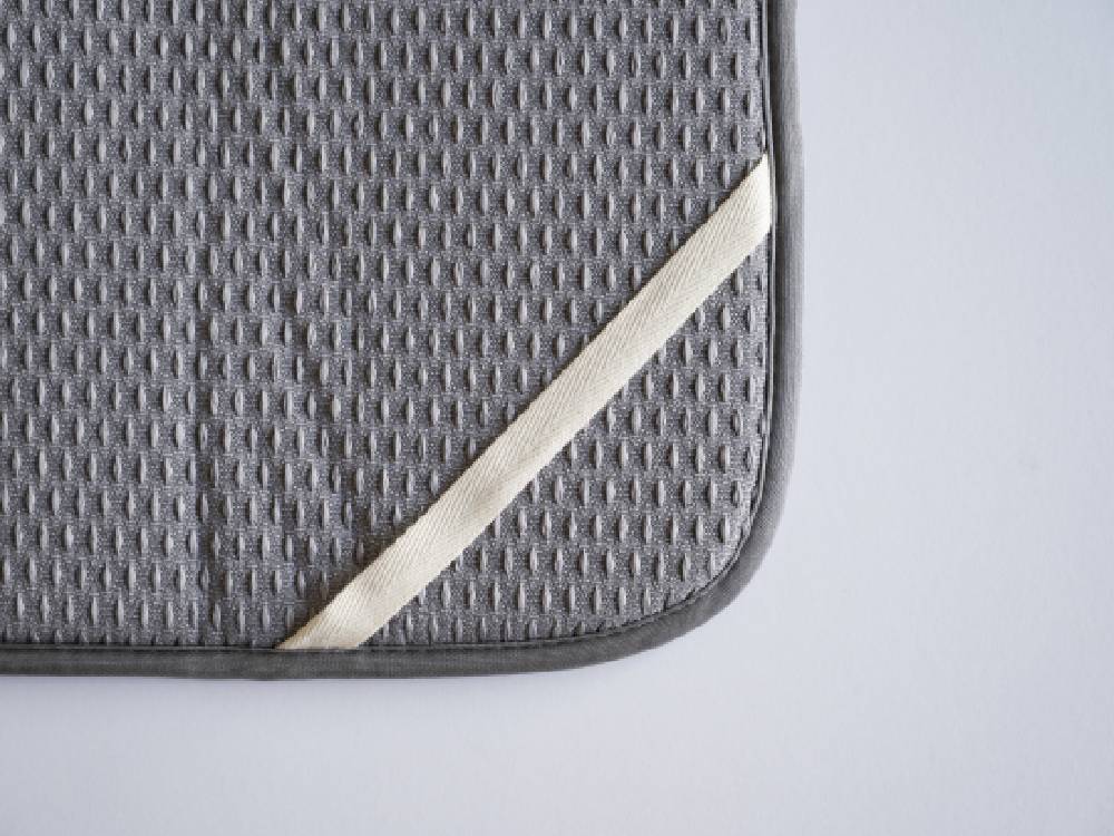 グレーとシルバーのメッシュ生地を使用した【bws SELECTION】すっきり暮らす水切りマットとレザー製ジッパーバッグ