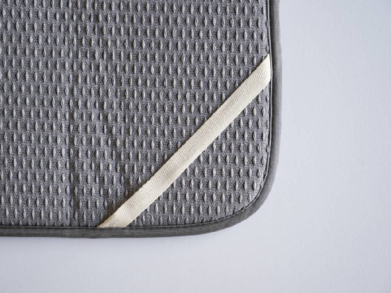 グレーとシルバーのメッシュ生地を使用した【bws SELECTION】すっきり暮らす水切りマットとレザー製ジッパーバッグ