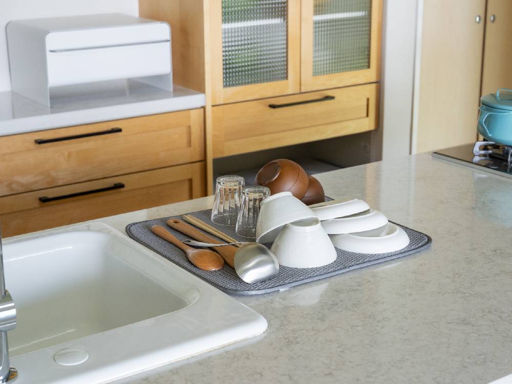 キッチンのシンク周辺に置かれた【bws SELECTION】すっきり暮らす水切りマット