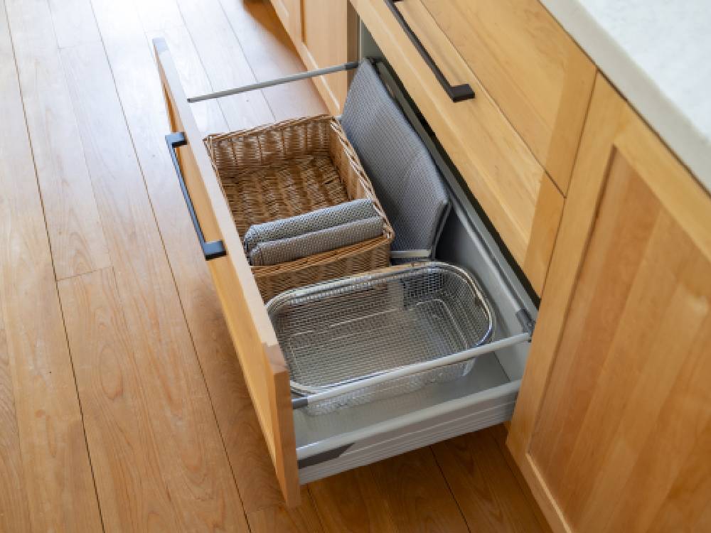 整然としたキッチンカウンターに【bws SELECTION】すっきり暮らす水切りマットが置かれ、キャビネットやシンク、キッチン家電が配置されている様子