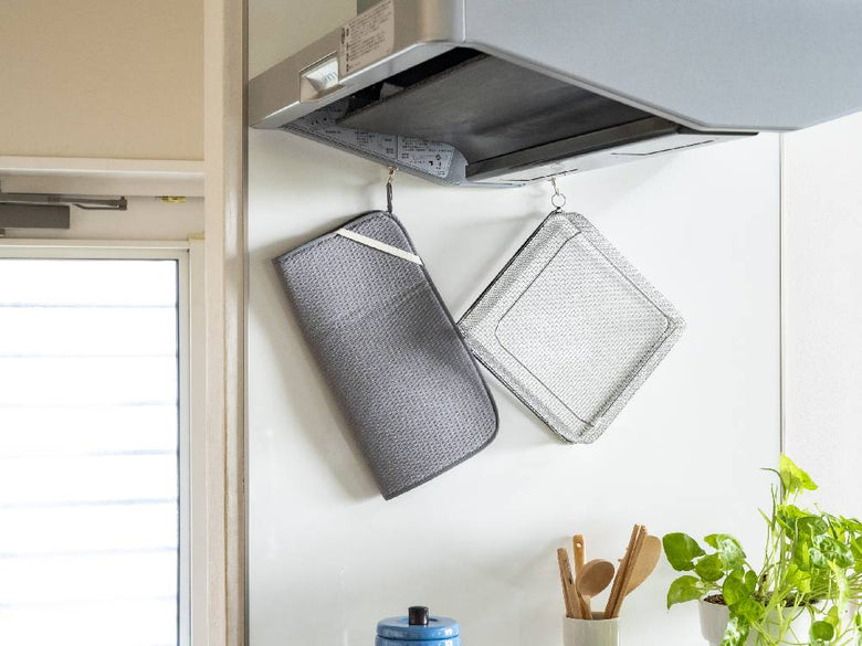 キッチンのカウンタートップに置かれた【bws SELECTION】すっきり暮らす水切りマット。ポリエステル製で銀色の食器洗い用品やキッチン器具が周囲に配置されています。