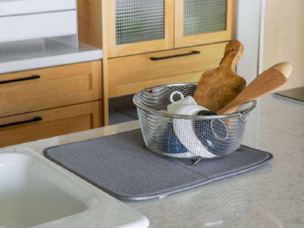 bws SELECTIONのすっきり暮らす水切りマットがキッチンカウンターに広げられ、トレイや食器、調理器具が整然と配置されている様子
