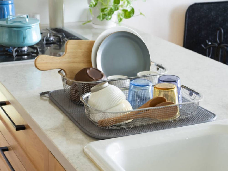「すっきり暮らす水切りマット」がキッチンで食器や調理器具とともに整然と配置されている様子