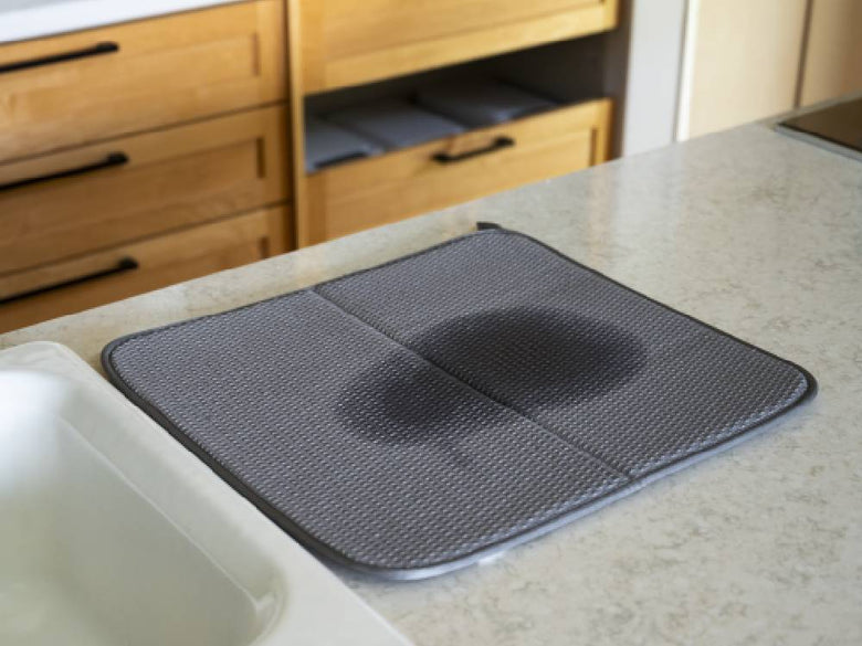 シルバーのメッシュ付きキッチン用水切りマットとトレイ