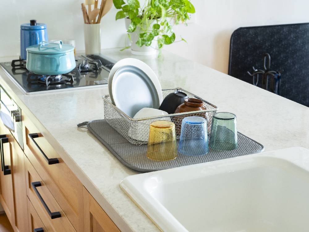 キッチンのカウンタートップに置かれた【bws SELECTION】すっきり暮らす水切りマットと食器類