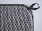 【bws SELECTION】すっきり暮らす水切りマットのグレーとシルバーのメッシュデザイン。カーボンファイバー、プラスチック、スチールを使用した耐久性のある繊維素材製。