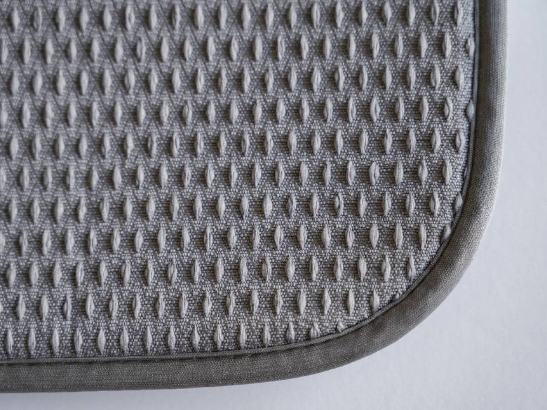 グレーとシルバーのメッシュデザインを持つポリエステル製水切りマット、カーボンファイバー繊維使用