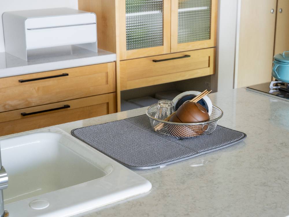 キッチンのカウンタートップに置かれた【bws SELECTION】すっきり暮らす水切りマットとシンク、キッチン家電が揃った様子