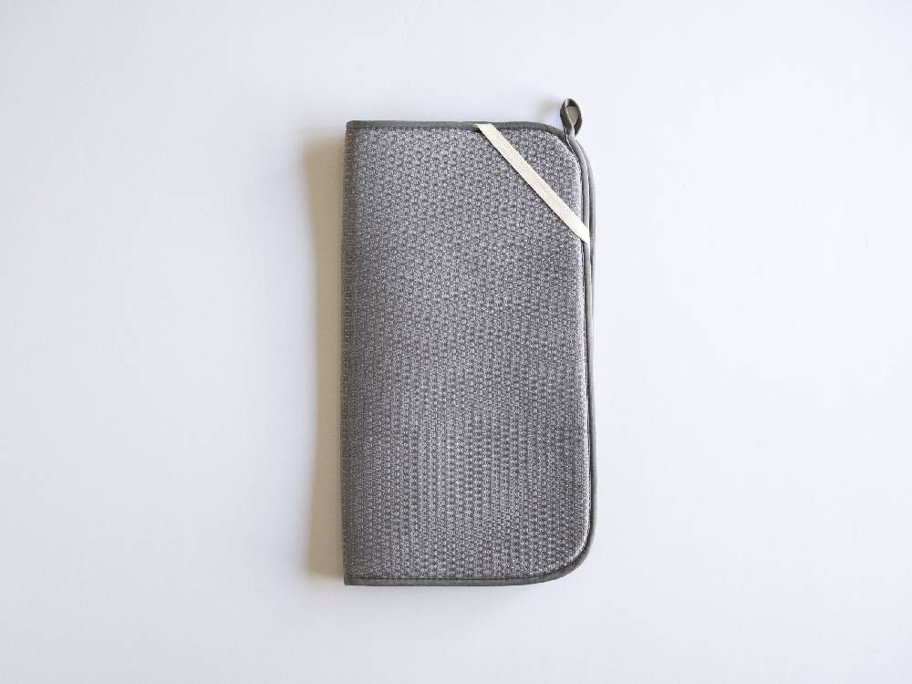 【bws SELECTION】すっきり暮らす水切りマット。グレー色のポリエステル製マットで、サイズは約450×410mm