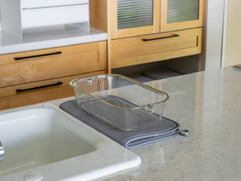 キッチンカウンタートップに置かれた「bws SELECTION」すっきり暮らす水切りマットとシンク、家具が配置されたキッチンの様子