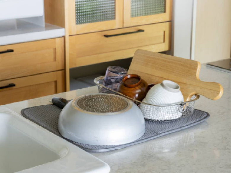 キッチンで使用中の『すっきり暮らす水切りマット』が敷かれた食器ラック