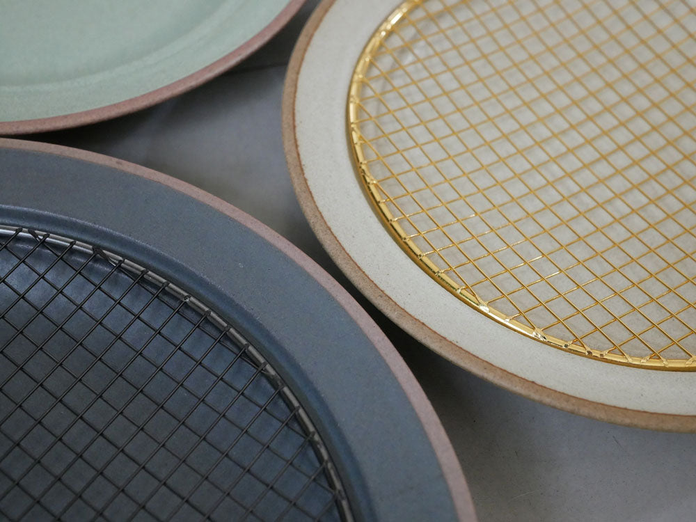 【KIKIME/キキメ】揚げたてをキープする網付きプレート amimeの半月型陶器皿と黒酸化網がセットされた商品画像