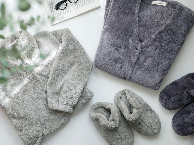 白と灰色のウール風ルームウェアローブ、Le bois（ルボア）製