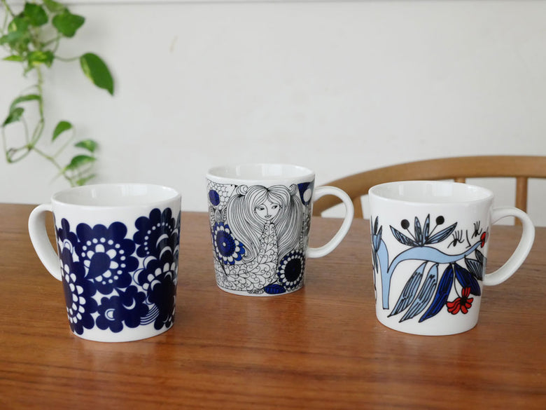 アラビアデザインマグシリーズの青色陶磁器マグカップ。テーブルウェアとして使用可能なコーヒーカップ。