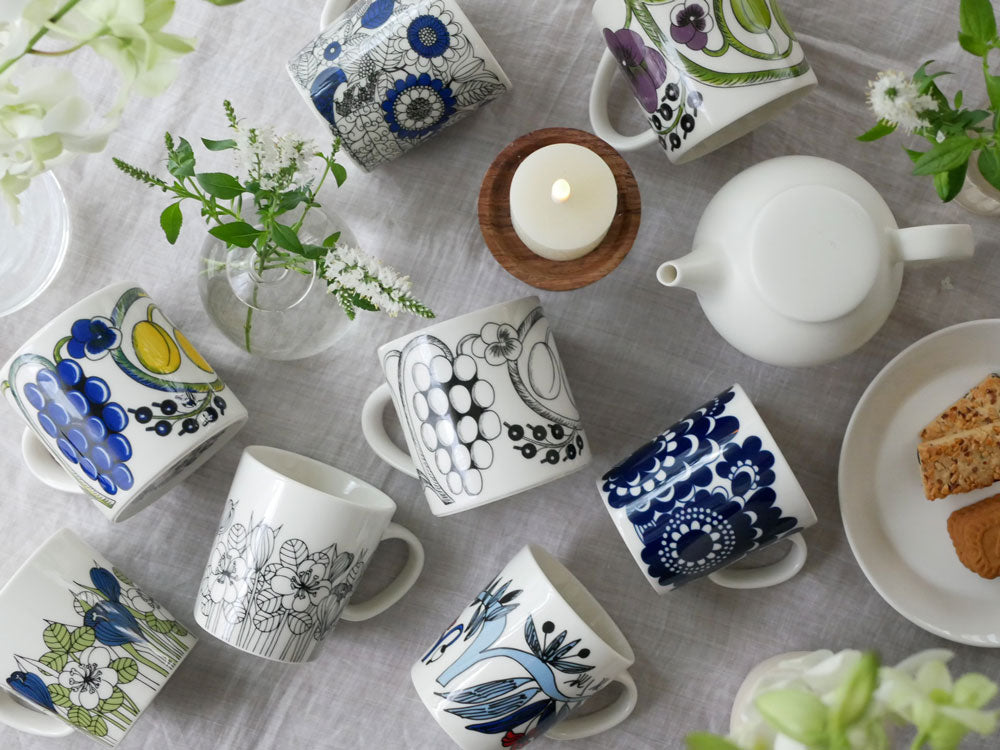 アラビアデザインマグシリーズの青と白の磁器製マグカップ