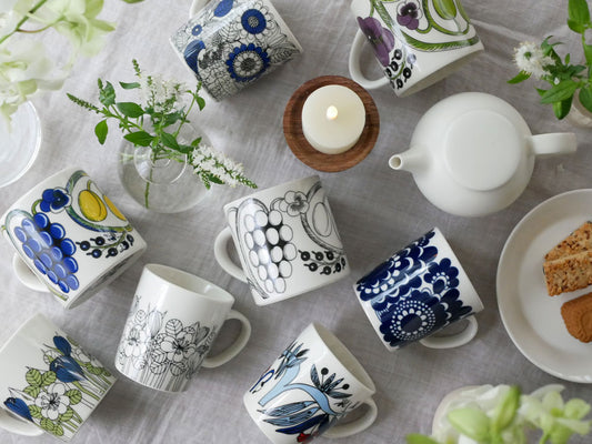 アラビアデザインマグシリーズの青と白の磁器製マグカップ