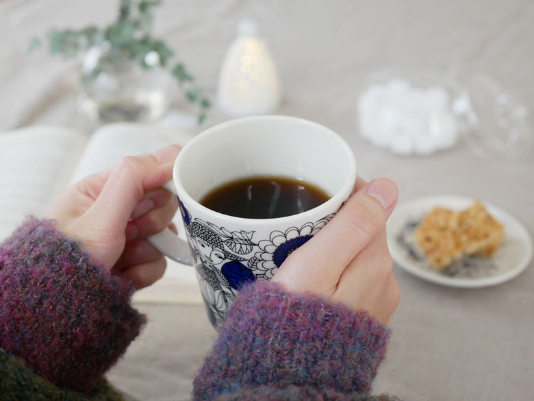 アラビアデザインシリーズの磁器製マグカップ