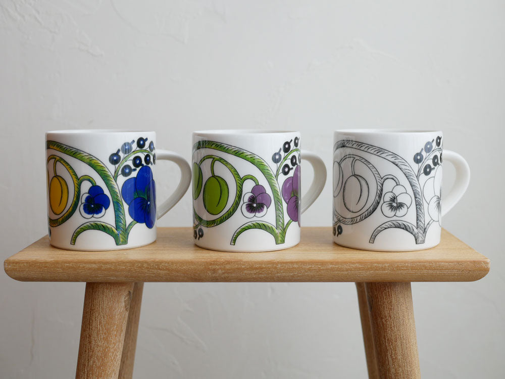 【Arabia/アラビア】デザインマグシリーズの磁器製マグカップ。シンプルな白色で350mlの容量を持ち、食洗機や電子レンジに対応しています。